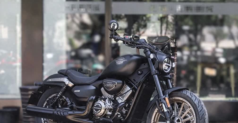 大阳摩托推出首款复古巡航车型TCV450，售价19980元。新车搭载438cc水