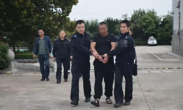 山东临沂，4个小伙没有固定收入又好吃懒做，于是决定杀人越货，四人搭载了一辆出租车