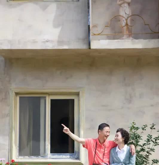 生活中，老人行动不便还不配合，把被子放院墙上这种事，实在没必要去计较。爱计较的人