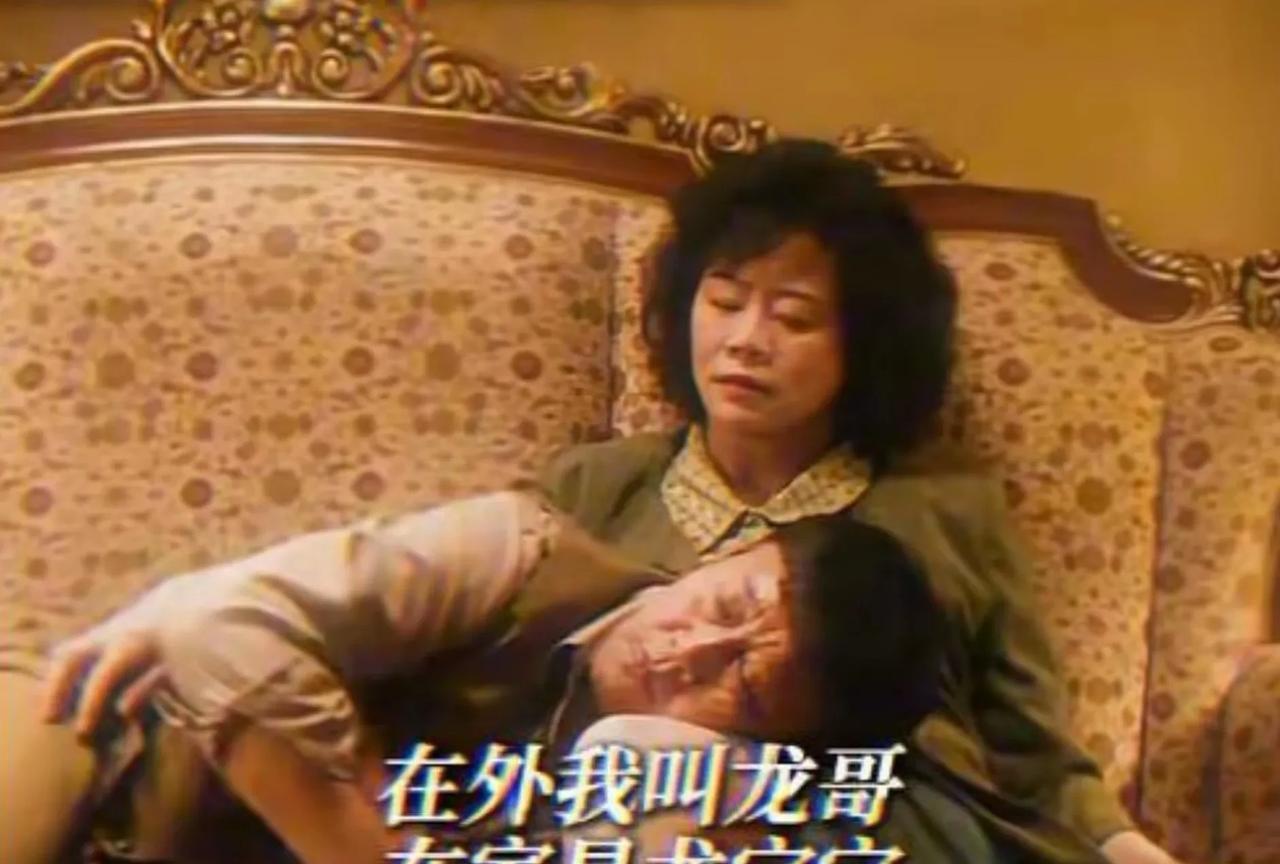 《扫毒风暴》毒辣又搞笑的一对，罗炳章只要一遇到难题，就躺到梁红妹怀里。
只要往梁