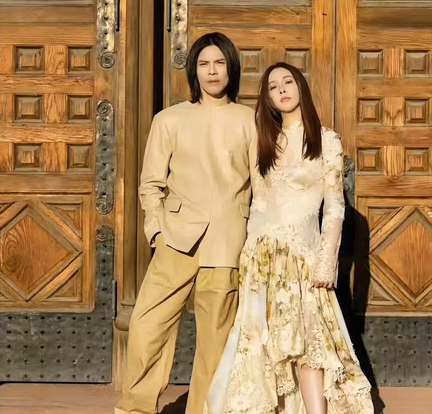 同样都是亲妈。
建议郭碧婷多向戚薇学学，
不然向佐发起火来是很吓人的。
每个妈妈