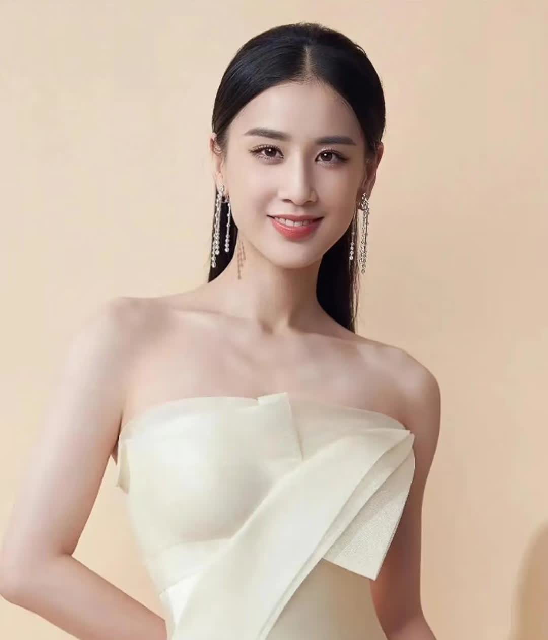 杨子曾说每年都会给黄圣依两个亿供她消费。

曾经还以为杨子对黄圣依真挺大方。