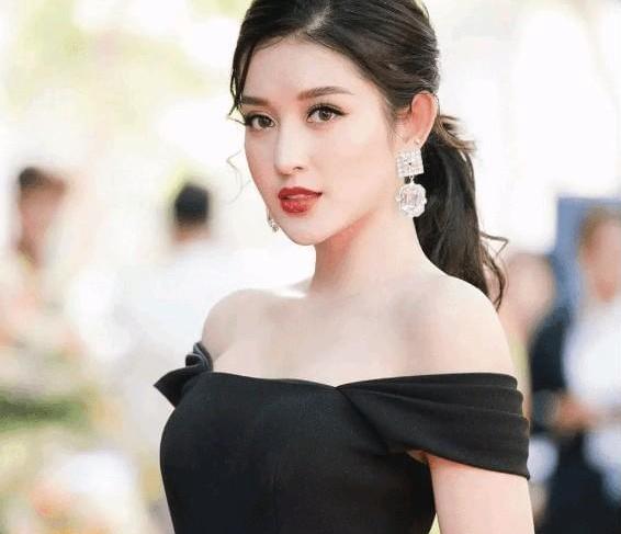 她被封为“全球富豪狙击手”，全亚洲阔太视她为洪水猛兽，有人间尤物的称号，年近半百