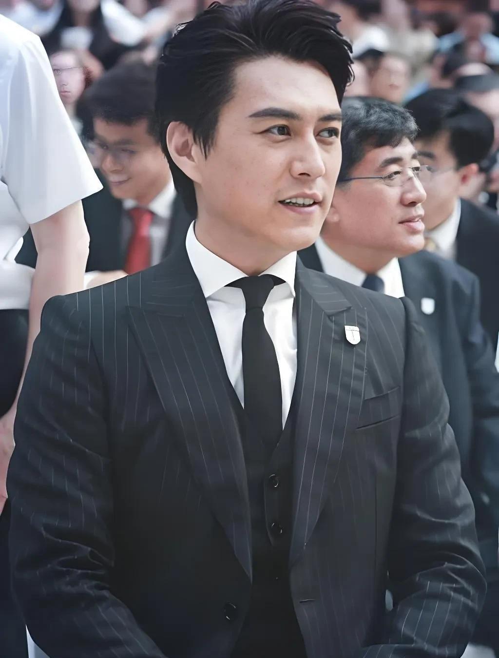有自知之明真的很重要，
不信你看演员靳东就知道了，
白玉兰最佳男主角靳东，在发表