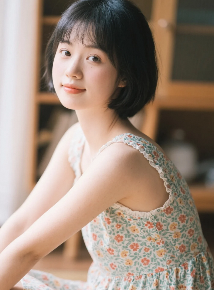 她的每一次回眸，都像一幅绝美画卷，在记忆里缓缓展开