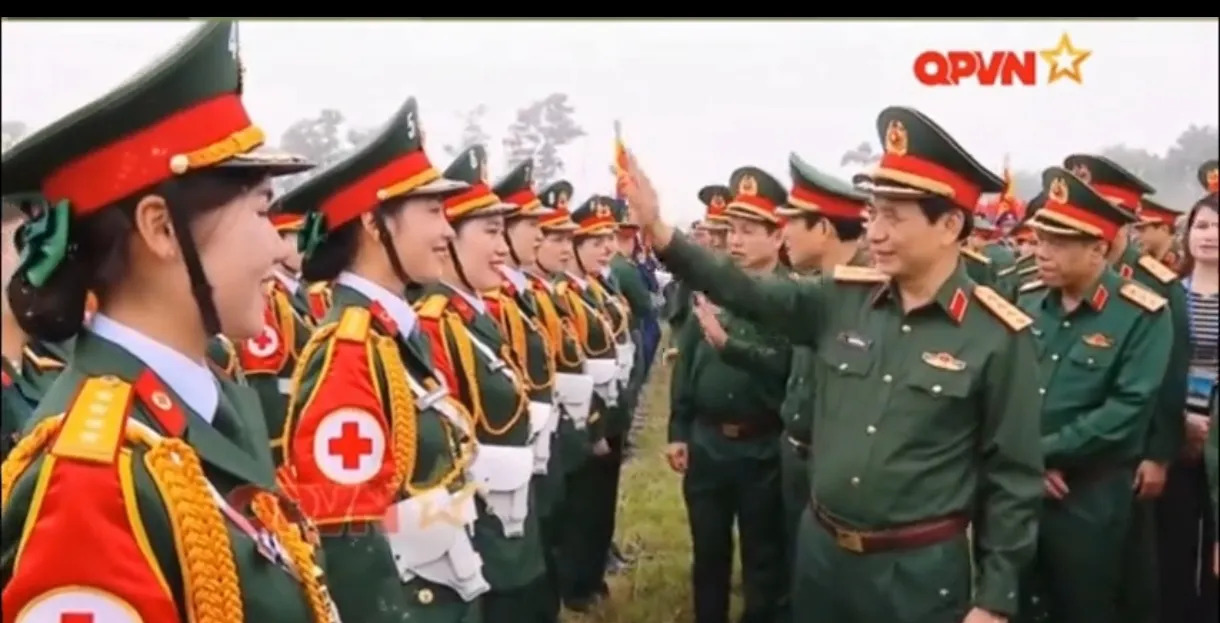 越南国防部长视察女兵











怎么回事？越南国防部长潘文江视察医疗
