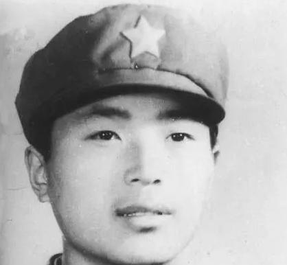 1985年，老山战斗中，17岁的小战士顾克路被越军炮火炸成两截，副连长孙兆群看到