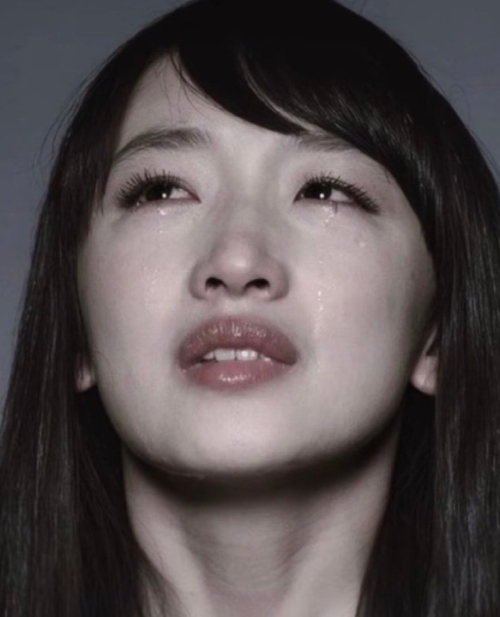 早期的周冬雨真的太有灵气了
我见犹怜！
灵气都要溢出屏幕了。