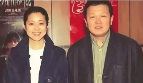 有一天，倪萍去了冯小刚家里，一进家门，直接跪在他面前下说：“兄弟，请帮帮我，我走