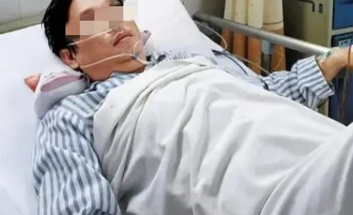 江苏苏州，男子车祸重伤后，妻儿都以远在外地、不便探望为由不来照顾，男子的好友看不