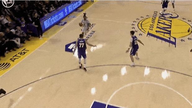 东契奇防守中与卡斯尔身体相撞，领到个人第5次犯规