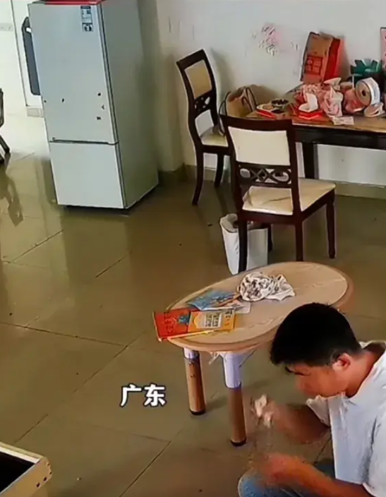 广东一夫妻俩在人情世故上出现了分歧。
妻子说“我心疼你起早贪黑的为了这个家打拼”