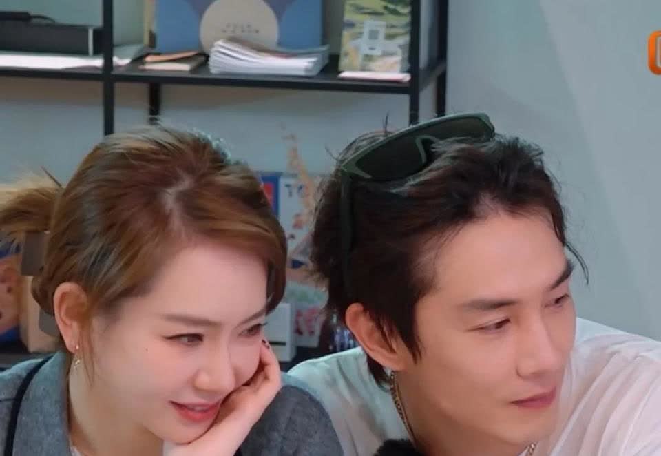 节目上戚薇大女儿Lucky发了一段语音给戚薇和李承铉，把俩人差点都听哭了，李承铉