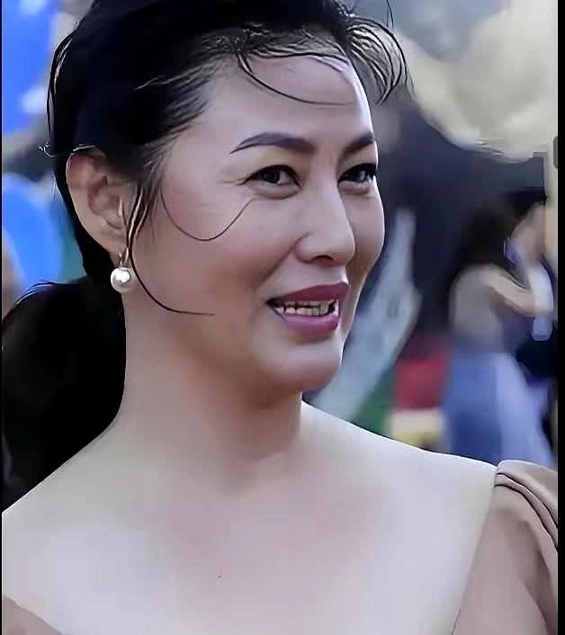 “最美潘金莲”王思懿近照曝光，虽然也老成了大妈，眼角也有了鱼尾纹，脸也发腮了，但