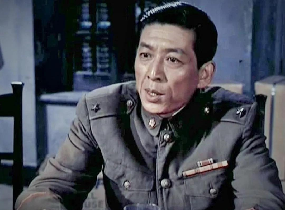 图1是他在重拍的彩色故事片《渡江侦察记》里客串的少将军官，但大家最熟悉的可能是他