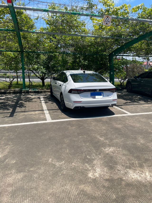 随拍记录一下雅阁
十一代半运动豪华版，全款16个整落地，轮毂贴纸、卡钳套壳