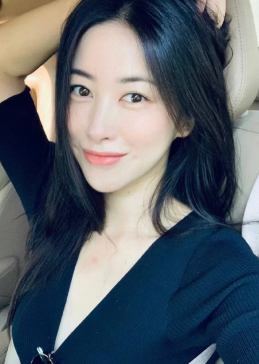 真的是年纪越大越能get到朱珠的美，原来女人味是个形容词