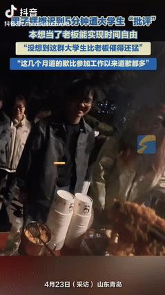 “笑发财了！”山东青岛，一男子白天上班，晚上兼职在学校附近摆摊卖火鸡面，没想到，