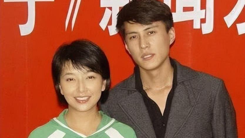 靳东：与江珊姐弟恋5年，后来娶了二婚的李佳，如今成了人生赢家