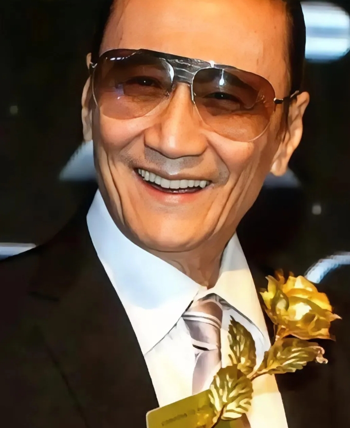 演员，谢贤说，这辈子我有过4个女人，唯独她我哭的最伤心。

1955年，我20岁