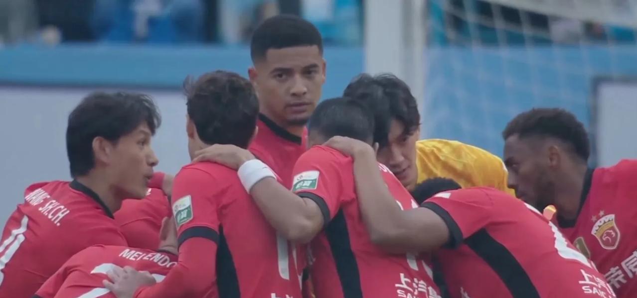 申花夺冠机会渺茫了，加布里埃尔开场4分钟就单刀冷静抽射破门，上海海港暂时1比0领