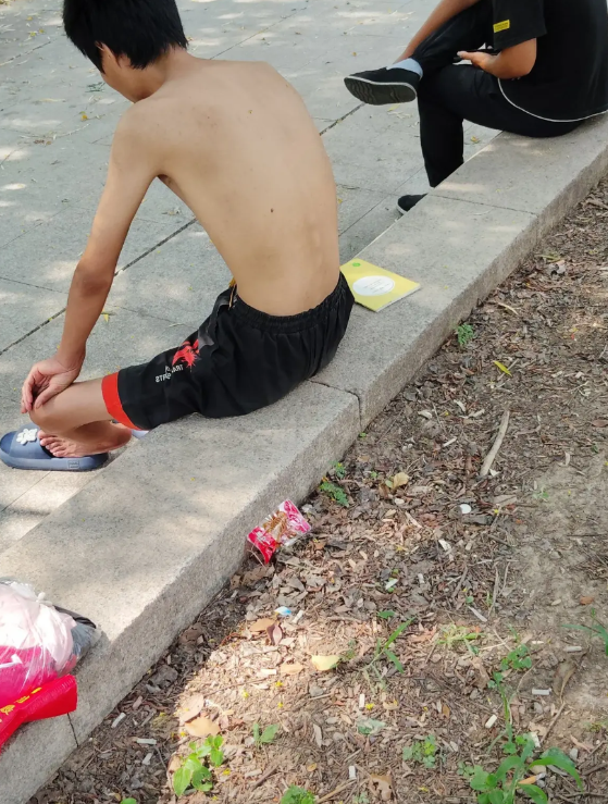 劳务市场的苦不是一般人能够在这里坚持下去的，在这里坚持下去的人很多不干活的时候一