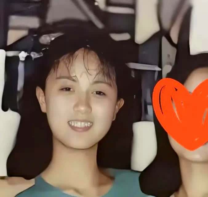 朱媛媛16岁时的照片，一看就是个活泼开朗、调皮捣蛋的学生。
拍照这姿势表情就可