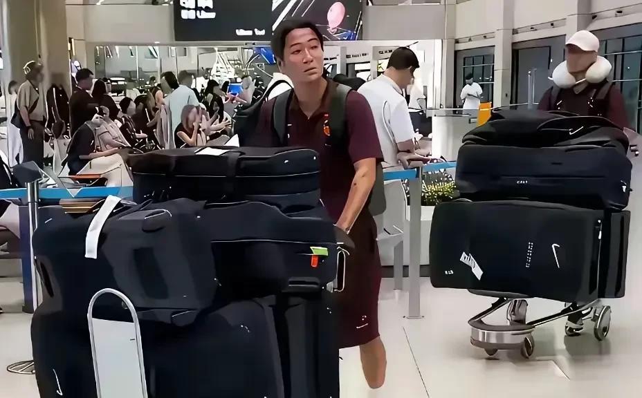 建议，国家男女足球队各定制一台特制的集装箱式大巴，把这些零零碎碎、七七八八、大大