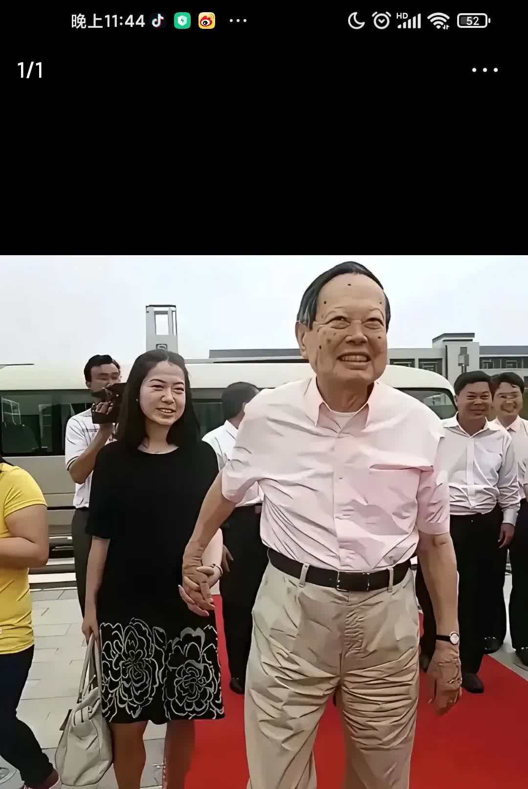 翁帆啊！翁帆！好好个女孩咋变成了奶奶了？
这就是“在天愿作比翼鸟，在地愿为连理