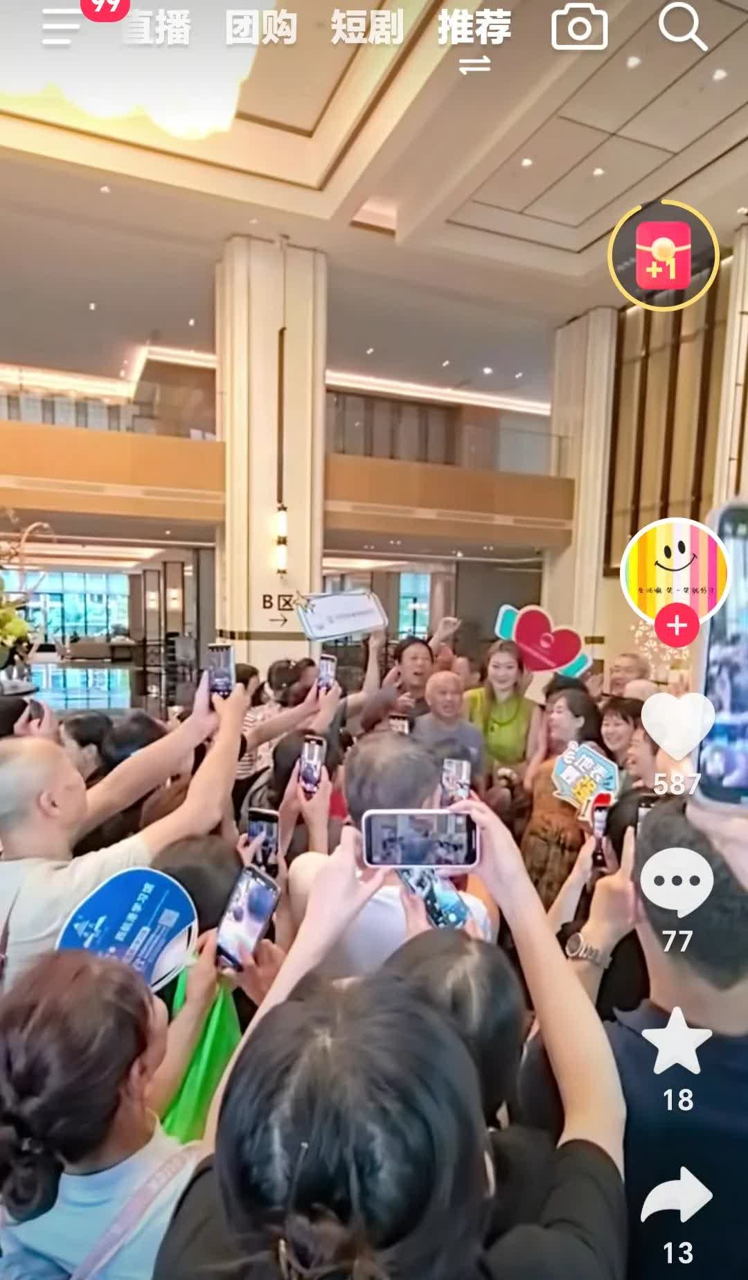 我们的战神大梦，昨日回归四川女篮备战8月份的全运会。李梦一下车，受到当地千千万万