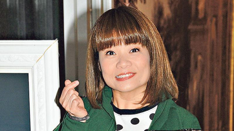 她是香港商台唱片骑师，才华横溢揾钱多，今51岁裸辞已赚千万身家