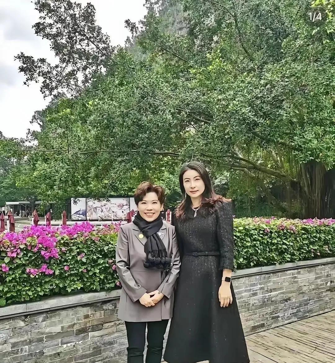 两位冠军携手在公园中，一位是乒乓球世界顶尖高手，一位是跳水皇后，为祖国争光，那是