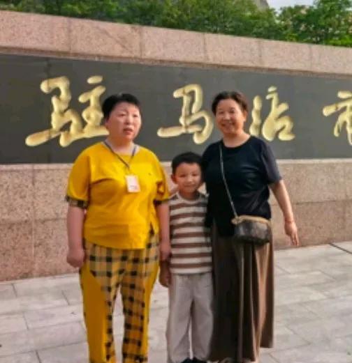 杜大娘晒了一家四口去了驻马店博物馆！
大娘穿了一件黑T恤长裙子，
给女儿穿了一个