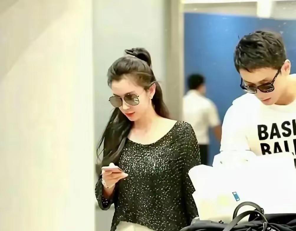李冰冰与29岁男友机场同框，真实状态比“冻龄”更动人！[比心]
7月22日，51