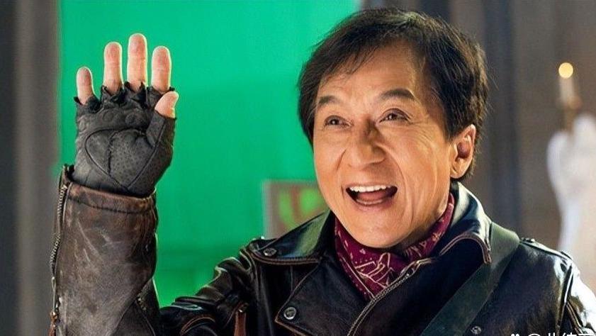 71岁成龙在美国庆生，紧抱美女徒弟合影