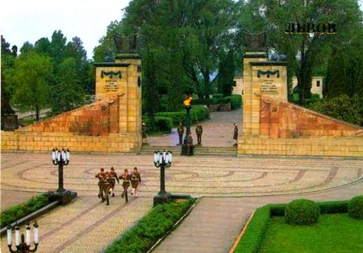 1989年，乌克兰利沃夫荣耀山的主入口。