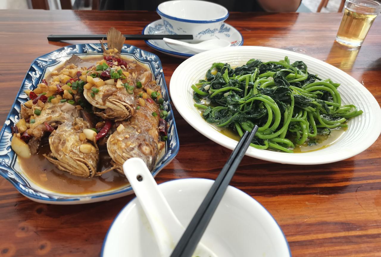 这两个菜怎么样？看着有食欲吗，你来猜猜价格。
旁边有个小饭店生意真是火爆，昨天中