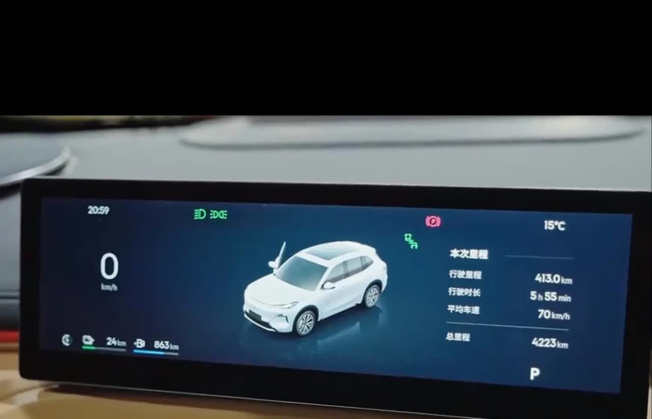 车评人给出的吉利银河星舰7的油耗5.1升/100公里，车子的油箱51升，满电续航