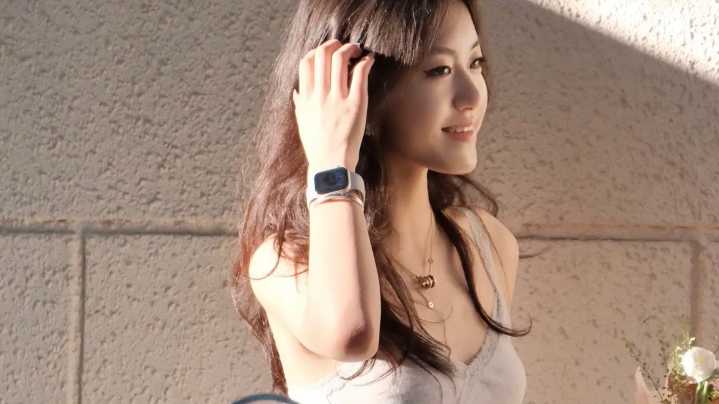 气质小阿姨，淡雅装扮搭恬静笑颜，盐甜气质悦目舒心