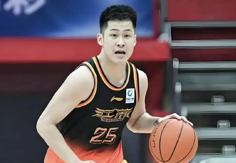 上海男篮休赛期成果斐然，通过交易引进了崔晓龙和张镇麟。期待这二位能尽快融入新环境