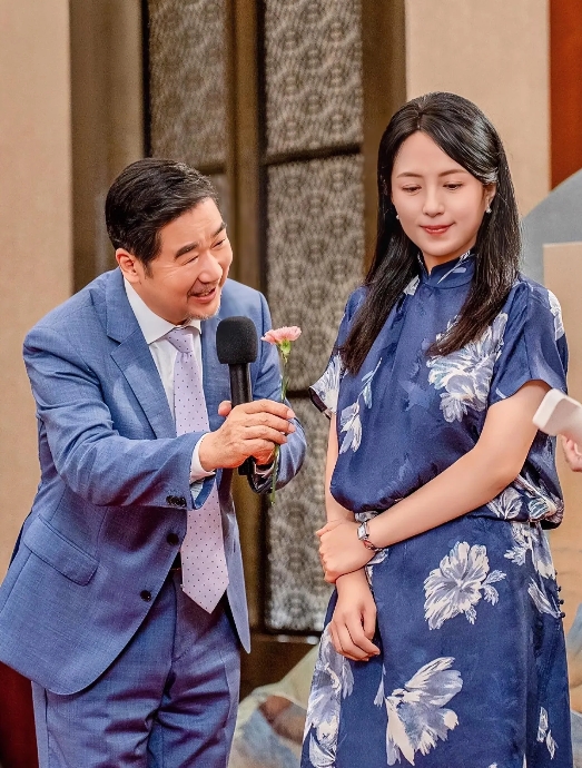 杨童舒，50岁，170cm
张国立，70岁，178cm
50岁的杨童舒
媚眼和唇