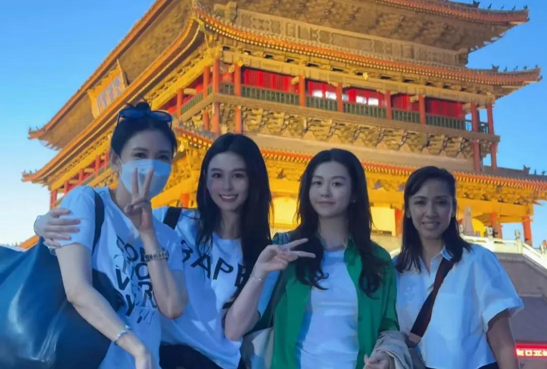 我去，谁懂姐妹们，邱淑贞他怎么越来越年轻了！如今57岁的人风采依旧粉丝惊呼冻龄。