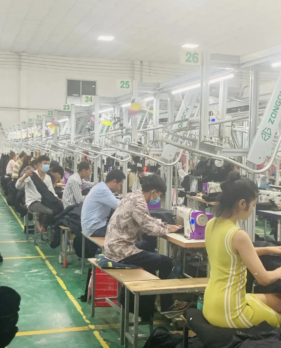 老美加征关税使珠三角出口企业陷入两难困境。以广州家具出口商为例，原本10%-15