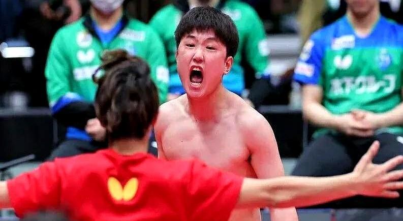 坏了！
王楚钦有压力了！
张本美和这波操作太有意思了，直接空降成都队训练基地！