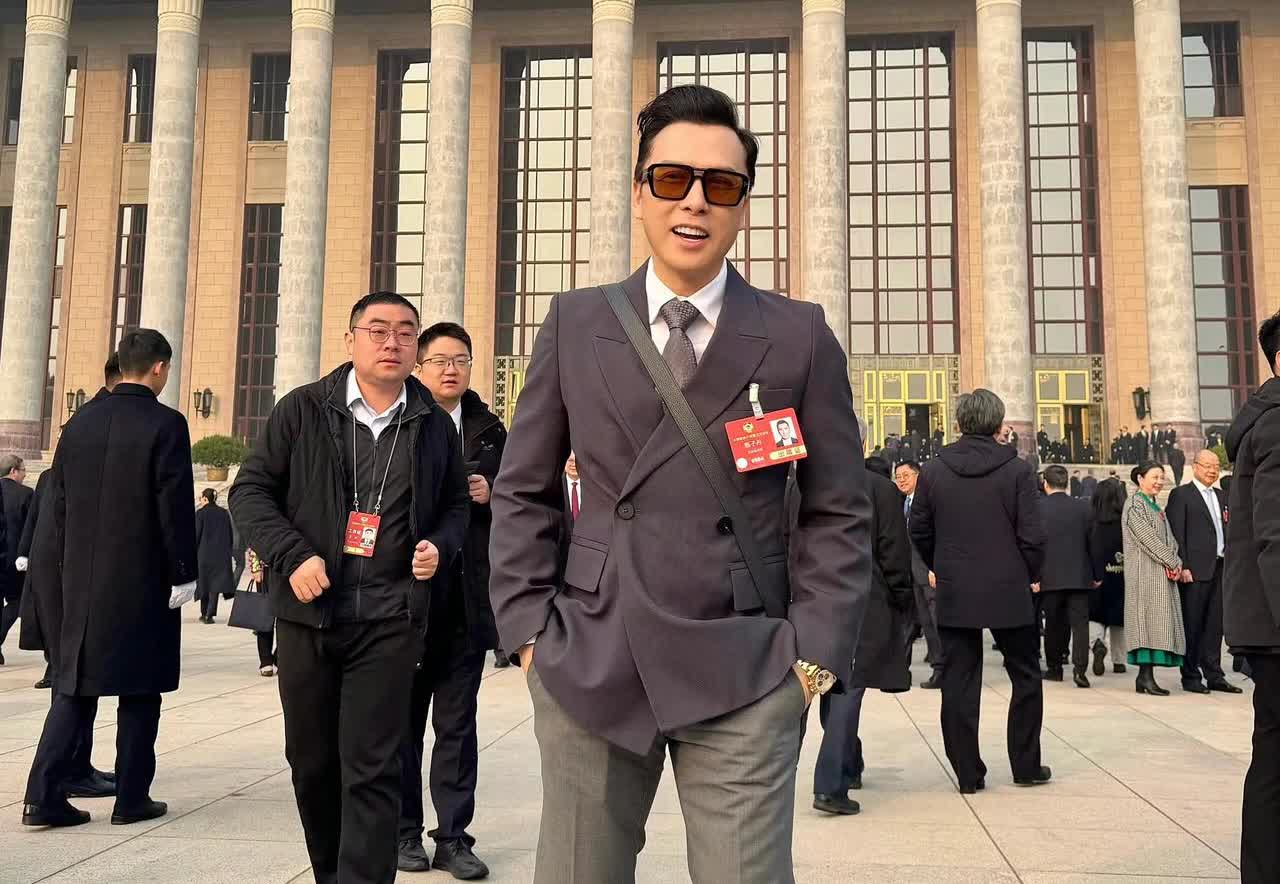 比侯佩岑勇的人来了，居然是武打巨星甄子丹！
 
会议期间，有记者不怀好意，提