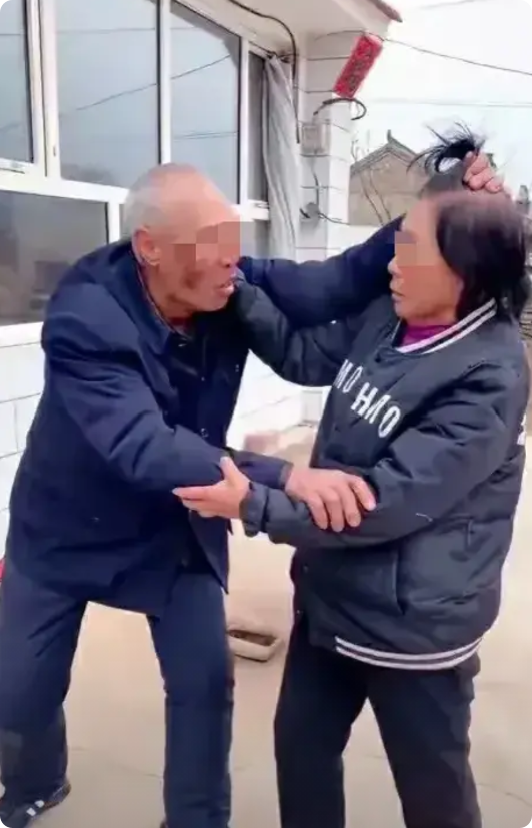 借出去的钱打水漂了！广东，因大妈借钱不还，70多岁的大爷上门讨债，过程中大爷先是