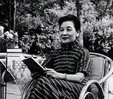 2003年，106岁的宋美龄在美国纽约逝世。她晚上逝世，第二天就被人从公寓里面用
