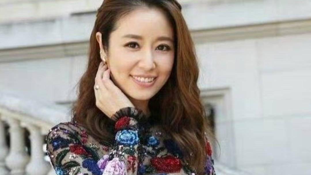 林心如换了泡面头发型年轻20岁，在国外穿黑纱裙，美得像换了个人