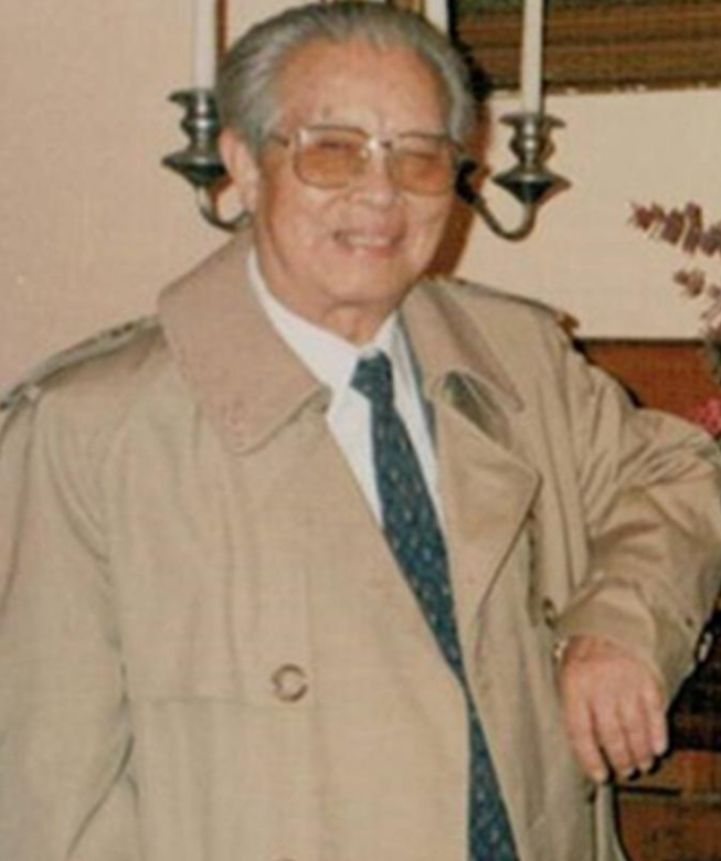 1976年12月，黄华突然接到中央的调令，乔冠华被撤掉外交部长一职，由他接任。黄