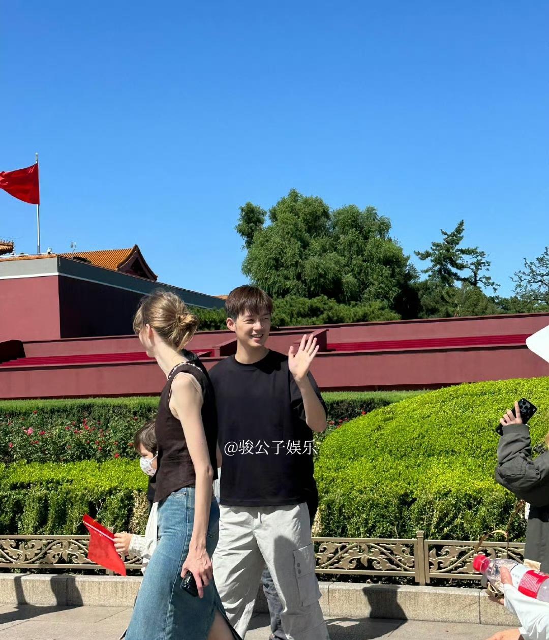 董力阿诺一家三口游北京天安门，阿诺气质出众，董力高大帅气，混血儿子很可爱，一家人